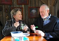 Sturm der Liebe – ARD STURM DER LIEBE FOLGE 1531 Uhr im ERSTEN. Alfons (Sepp Schauer, r.) schmeckt das Essen nicht mehr, das Hildegard (Antje Hagen, l.) und er früher gerne gemocht haben.