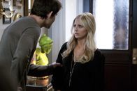 Ringer – Henry Butler (Kristoffer Polaha, l.) und Bridget Kelly (Sarah Michelle Gellar, r.) verdächtigen sich gegenseitig, Gemma umgebracht zu haben ...
