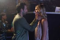 You're the Worst – Die Beziehung zwischen Edgar (Desmin Borges, l.) und Dorothy (Collette Wolfe, r.) läuft perfekt, bis neue Medikamente ihr Sexleben beeinflussen ...