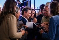 Rosenthal – Bei den Proben zu Dalli-Dalli wird Hans Rosenthal (Florian Lukas, 3.v.l.) von den Fans (Komparsen) belagert.