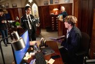 Beyond Paradise – Chief Superintendent Charlie Woods (Jade Harrison, 2.v.l.) stattet dem Polizeirevier in Shipton Abbott einen Besuch ab. Humphrey (Kris Marshall, r.), Esther (Zara Ahmadi, l.) und Margo (Felicity Montagu, 2.v.r.) hören sich an, was sie zu sagen hat.