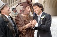 2 Weihnachtshunde – Gottlieb ( li Fritz von Friedl) und Ernestine (Adele Neuhauser) gratulieren Aurelius (re Gunter Gillian) zu seiner Hochzeit, obwohl sie gerne gesehen hätten, dass ihre Tochter Katrin die Braut gewesen wäre.