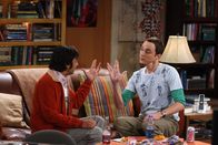 The Big Bang Theory – Sheldon (Jim Parsons, r.) und Raj (Kunal Nayyar, l.) können sich nicht einigen, welchen Science-Fiction-Film sie sich ansehen wollen und spielen deshalb "Schere-Stein-Papier" ...