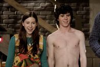 The Middle – Um das Haus für Axl (Charlie McDermott, r.), Sue (Eden Sher, l.) und ihre Freunde ansprechender zu machen, kauft ihr Vater einen Billardtisch ...