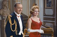 Die Pariserin – Um Michel eifersüchtig zu machen, geht Brigitte (Brigitte Bardot) sogar mit Prinz Charles (Charles Boyer) aus.