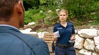 Watzmann ermittelt – Caro Reisser (Sarah Thonig, r.) teilt Jerry Paulsen (Peter Marton, l.) die Todesursache und den Todeszeitpunkt des Opfers mit.