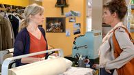 Rote Rosen – Anke (Anne Brendler, r.) versetzt es einen Stich, als sie merkt, dass Katrin (Nicole Ernst, l.) vor ihr über Florians Sehstörungen Bescheid wusste.