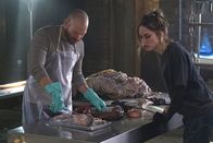 The Strain – Eph (Corey Stoll, l.) und Dutch (Ruta Gedmintas, r.) machen Fortschritte bei der Erforschung der Vampire und machen sich schließlich auf die Jagd nach neuen Versuchspersonen ...