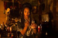 American Horror Story – Marie Laveau (Angela Bassett) hat ihre ganz eigenen Möglichkeiten, um mit dem Hexenjäger fertig zu werden ...