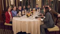 The McCarthys – (v.l.n.r.) Marjorie McCarthy (Laurie Metcalf); Ronny McCarthy (Tyler Ritter); Arthur McCarthy (Jack McGee); Jackie McCarthy (Kelen Coleman); Gerard McCarthy (Joey McIntyre); Sean McCarthy (Jimmy Dunn); Rebecca (Dorian Brown); Eilleen (Jane Kaczmarek)