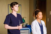The Good Doctor – Dr. Shaun Murphy (Freddie Highmore) und Dr. Claire Browne (Antonia Thomas)