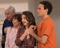 The Goldbergs – (v.l.n.r.) Lou Schwartz (Ken Lerner); Linda Schwartz (Mindy Sterling); Joanne Schwartz (Beth Triffon); Barry Goldberg (Troy Gentile)