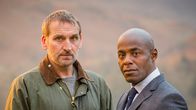 Safe House – Robert (Christopher Eccleston, l.) und Mark (Paterson Joseph, r.).