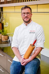 ARD-Buffet – ARD-Buffet-Koch Sören Anders rundet die sommerliche Käsewoche mit gebackenem Camembert mit Beerendip ab.