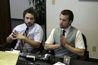 It's Always Sunny in Philadelphia – Damit sie nie aus einem Krankenhaus geworfen werden, versuchen Charlie (Charlie Day, l.) und Mac (Rob McElhenney, r.), Mitglieder der Arbeitnehmerschaft zu werden ...
