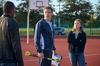 Watzmann ermittelt – Der Trainer Christoph Schaub (Guido Broscheit, M.) erzählt den Kommissaren Sophia Strasser (Katharina Goebel, r.) und Jerry Paulsen (Peter Marton, l.) von einem Unfall.