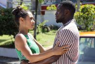 Death in Paradise – Florence Cassell (Joséphine Jobert) und ihr Verlobter Patrice Campbell (Leemore Marrett Jr.) freuen sich auf die bevorstehende Hochzeit.