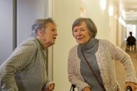 Letzte Spur Berlin – Rosalie Schulz (Angelika Waller, l.) erklärt ihrer Freundin und Mitbewohnerin Helga Vogtländer (Monika Lennartz, r.), wer ihr Besucher ist.