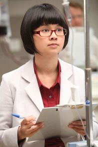 Dr. House – Die junge Asiatin Dr. Park (Charlyn Yi) ist nach dem Fortgang seines Teams während seiner einjährigen Abwesenheit House' einzige Unterstützung.
