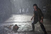 John Rambo – Schlechtes Wetter ist für John Rambo (Sylvester Stallone, r.) kein Hindernis, Sarah (Julie Benz, l.) zu retten ...
