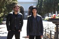 neoriginal: Survivors – Lorenzo (Giacomo Giorgio) und Alex (Sophie Pfennigstorf) wohnen der Beerdigung von Matteos und Laras Vater bei. Haben sie etwas mit seinem Tod zu tun?