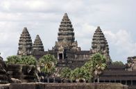 Stadt Land Kunst – Die Stadt Siem Reap in der Nähe der Tempelanlage Angkor Wat liegt mitten in der kambodschanischen Provinz. Hier, zwischen Reisfeldern, Zuckerpalmen und Pfahlbauten, ist über Jahrhunderte eine unsichtbare Welt entstanden.