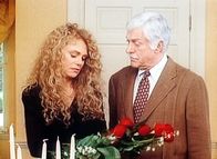 Diagnose: Mord – Mark (Dick Van Dyke, r.) tröstet die trauernde Witwe Bonnie Valin (Dyan Cannon, l.).