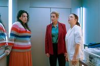 In aller Freundschaft – Cristina Bakary (Hanife Sylejmani, li.), hat gerade bei Sarah Marquart (Alexa Maria Surholt, mi.) ihren Arbeitsvertrag unterschrieben. allerdings hat sie Sarah verschwiegen, dass sie hochschwanger ist. Im selben Moment platzt ihr die Fruchtblase. Als Sarah sie zur Geburtsstation begleiten will, bleibt der Lift, in dem auch Arzu Ritter (Arzu Bazman, re.) ist, stecken.