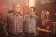 Modern Family – L-R: Frank Dunphy (Fred Willard), Phil Dunphy (Ty Burrell), Claire Dunphy (Julie Bowen)