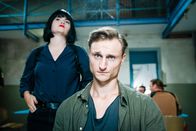 Schneller als die Angst – Johanna Delling (Lisa Hrdina), Jakub 'Kuba' Kasakow (Oleg Tikhomirov)