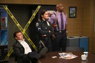 Brooklyn Nine-Nine – v.l.n.r.) Charles Boyle (Joe Lo Truglio); Amy Santiago (Melissa Fumero); Terry Jeffords (Terry Crews)