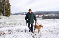 Die Fallers - Die SWR Schwarzwaldserie – SÜDWESTRUNDFUNK Die Fallers - Die SWR Schwarzwaldserie - Wolfgang Hepp Hermann Faller (Wolfgang Hepp) mit Hofhund Willy im November 2018
