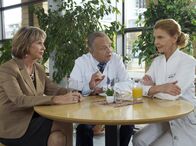 In aller Freundschaft – Professor Simoni (Dieter Bellmann, Mitte) berichtet Oberschwester Ingrid (Jutta Kammann, rechts) und Barbara Grigoleit (Uta Schorn) von Sarah Marquardts Idee eines Bauchchirurgiezentrums. Simoni hingegen hat sich schon entschieden, die Handchirurgie auszubauen. Da für beide Spezialisierungen die finanziellen Mittel fehlen, muss Sarah wohl ihre Idee zurückstellen. Sowohl Barbara als auch Ingrid haben ihre Zweifel, dass die Verwaltungschefin so leicht aufgibt.