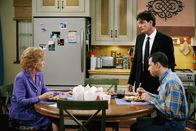 Two and a Half Men – (v.li.) Holland Taylor (Evelyn Harper), Jon Cryer (Alan Harper), Charlie Sheen (Charlie Harper).