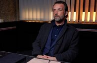 Charlotte Link - Die Suche – Polizeichef Caleb Hale (Lucas Gregorowicz) hofft, von Alex Barnes (Nikola Trifunovic) mehr Information zu erhalten.
