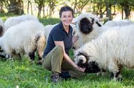 Land & lecker – Vor 19 Jahren haben die heutige Gastgeberin Gisela Elfinger und Ehemann Hans ihr Leben komplett umgekrempelt, im oberbayerischen Reichling einen alten Hof gekauft, selbst renoviert und mit der Zucht von Walliser Schwarznasenschafen begonnen. „Wir sind komplette Quereinsteiger. Ich bin gelernte Krankenschwester und mein Mann war bei der Kripo.“