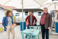 Die Rosenheim-Cops – Die Kommissare Birte Andresen (Sophie Melbinger, l.) und Anton Stadler (Dieter Fischer, r.) befragen im Rahmen der Ermittlungen auch Frank Ullmann (Samer Maku, M.), der ihnen erklärt, dass es beim Streit mit dem Toten um die Erhöhung der Pacht für seinen Foodtruck ging.