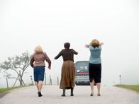 Vier Frauen und ein Todesfall – (v.li.) Brigitte Kren (Maria), Adele Neuhauser (Julie), Gaby Dohm (Henriette).