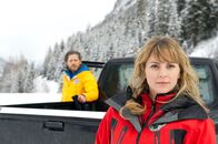 Die Bergretter – Katharina (Luise Bähr, r.) und Markus (Sebastian Ströbel, l.) suchen nach zwei vermissten Archäologen. in Verbindung mit der Sendung bei Nennung ZDF/Thomas R. Schumann