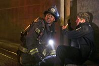Chicago Fire – Chicago Fire Staffel 10 Folge 10 Gefährlicher Einsatz im Tunnel: Daniel Kyri als Darren Ritter, Daniel Nelson als Tyler Dillon