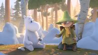Mumintal – Auf dem Weg ins Mumintal hat Snufkin (re.) eine Erscheinung. Mumintroll (li.) sitzt plötzlich neben ihm.