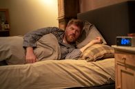 Großstadtrevier – Sinnkrise bei Hannes Krabbe (Marc Zwinz) - jeden Morgen weckt ihn der Radiowecker mit dem gleichen Lied, jeden Morgen die gleichen Sprüche...