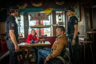 Notruf Hafenkante – Mattes (Matthias Schloo, l.) und Melanie (Sanna Englund,) setzen den mehrfach vorbestraften Bernd Steinmann (Thomas Lawinky, 2.v.l.) mit Hilfe von Dr. David Lindbergs (Hardy Krüger jr, 2.v.r.) Aussage unter Druck.