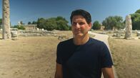 Kolosseum: Aufstieg und Fall des Römischen Reiches – Der Archäologe Darius Arya erforscht die Ursprünge der Gladiatorenkämpfe in Paestum, Italien. (Blink Films)