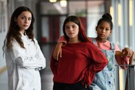 ECHT – Mia (Arazay Zink Campis, r.) und Zerda (Laila Mascher, m.) sind beste Freundinnen. Leyla (Aleyna Ku?, l.) mag neuerdings auch mit Zerda befreundet sein.