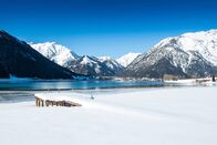 Bergwelten – Blick vom Atoll Achensee Steg aus, auf den Achensee, das Dorf Pertisau und im Hintergrund der Feilkopf im Karwendelgebirge.