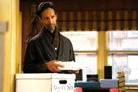 Community – Als ein Würfel, Aufgrund einer Auslosung direkt auf der Kante landet, taucht der böse Doppelgänger von Abed (Danny Pudi) auf. Und er ist nicht der Einzige ...