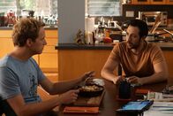 You're the Worst – Als Edgar (Desmin Borges, r.) entdeckt, dass seine neue Medizin sein Sexualleben beeinflusst, hofft er auf einen Ratschlag von Jimmy (Chris Geere, l.). Doch sind Ratschläge von Jimmy wirklich eine gute Idee?