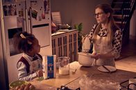 Vierwändeplus – Caro (Birte Hanusrichter, r.) besteht auch auf das gemeinsame Backen mit Tochter Emma (Mary Amber Oseremen Tölle, l.) und ärgert sich darüber, dass Martin sich lieber mit den Pfützenreiters beschäftigt, als mit seiner eigenen Familie.