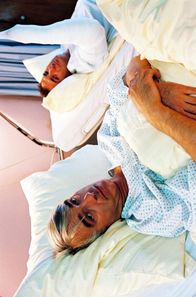 Edel & Starck – Nach dem Unfall mit dem Ferrari werden Felix (Christoph M. Ohrt, l.) und Otto (Hasan Ali Mete, r.) ins Krankenhaus gebracht. Felix ist immer noch fest davon überzeugt, dass er bald sterben muss.